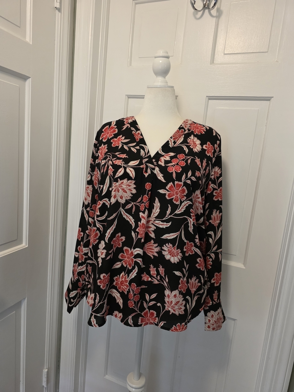 LOFT Black & Red Floral Button-Cuff Blouse Size XL, Business Casual, Colorful